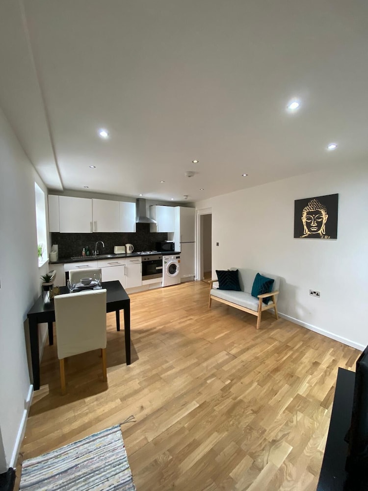 Modern 1 Bed Apartment