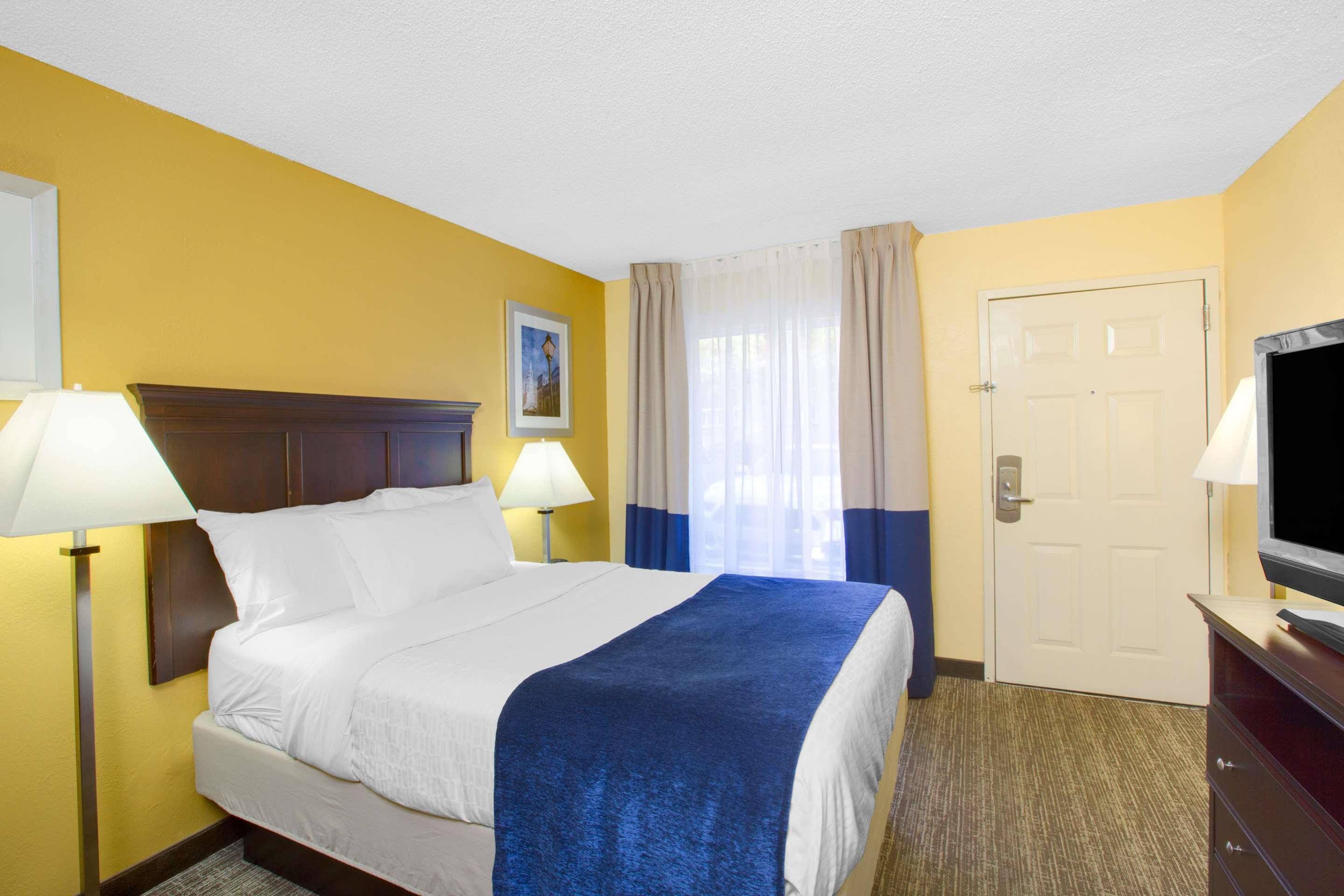Days Inn by Wyndham Charleston Historic District - photo 9