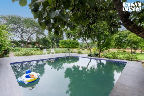 StayVista at Idyllic Farmhouse A Glasshouse