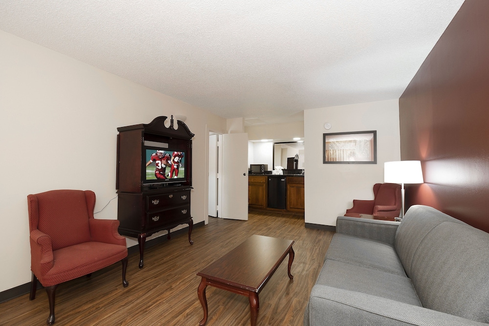 Red Roof Inn & Suites Calhoun - photo 17