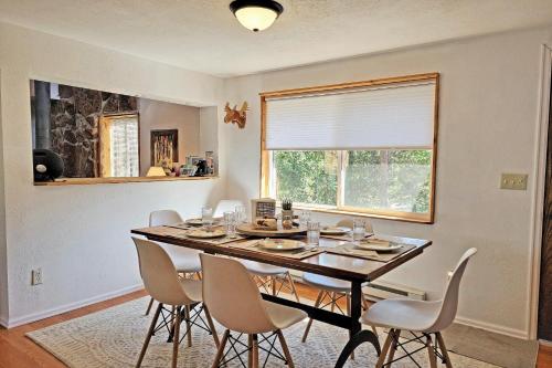 New Listing Great Backyard with Firepit Pet Friendly Wood Burning Stove — Alliance — photo 3