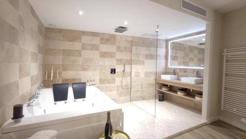 Instant Plaisirs T2 60m2 Avec Terrasse Et Balneo Privative