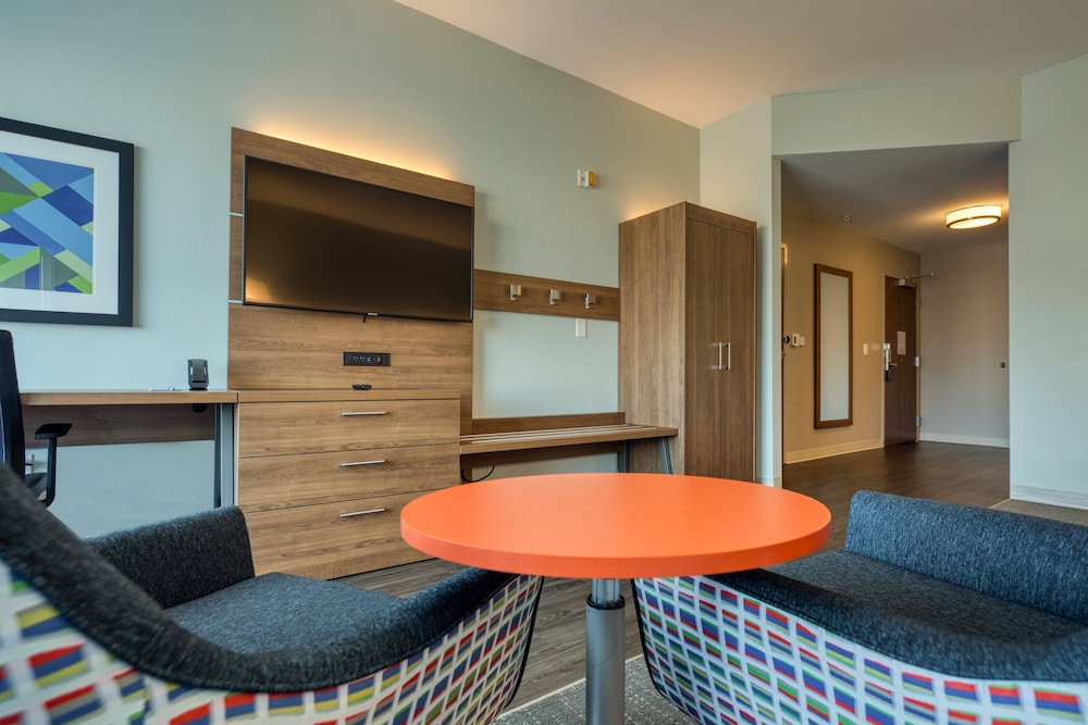 Holiday Inn Express & Suites Charlotte South End by IHG - photo 9