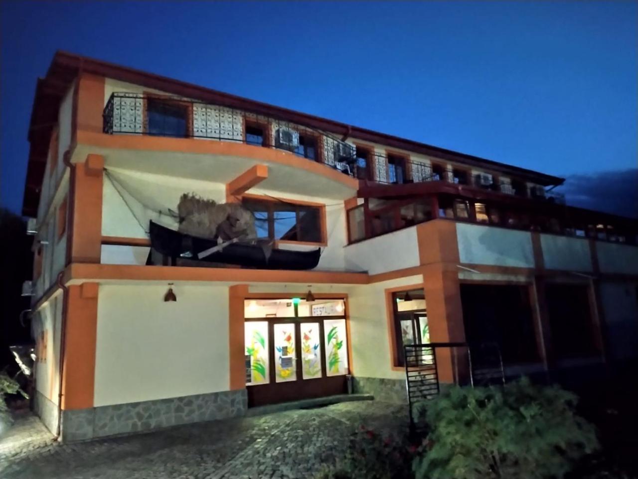 Lotca Fermecată Lotka Fermecată pet-friendly hotel Cazasu