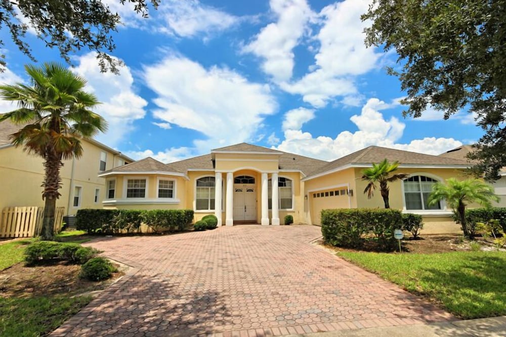 5 Bedroom Birkdale Home — 4-Star Luxury Hotel in Davenport, United States