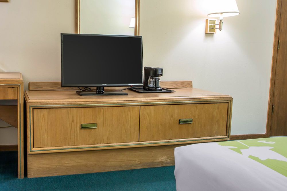 Econo Lodge Inn and Suites Dubuque - photo 16
