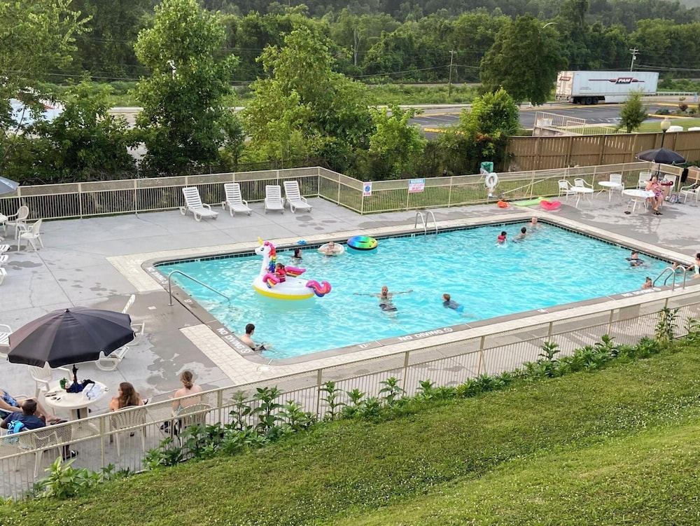 OYO Hotel Harriman near I 40 - photo 27