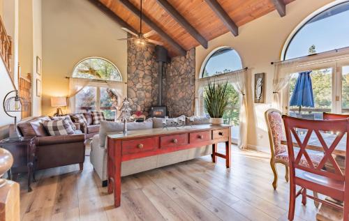 River View Retreat Sleeps 16 hot tub basketball court in Oakhurst, United States