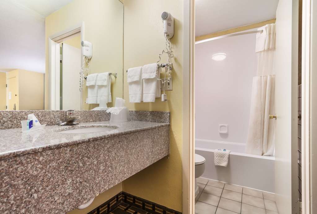 Rodeway Inn Lincoln West University Area - photo 18