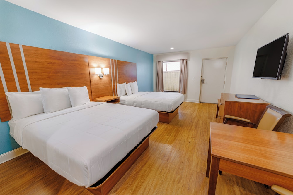 Dunes Inn & Suites - photo 4
