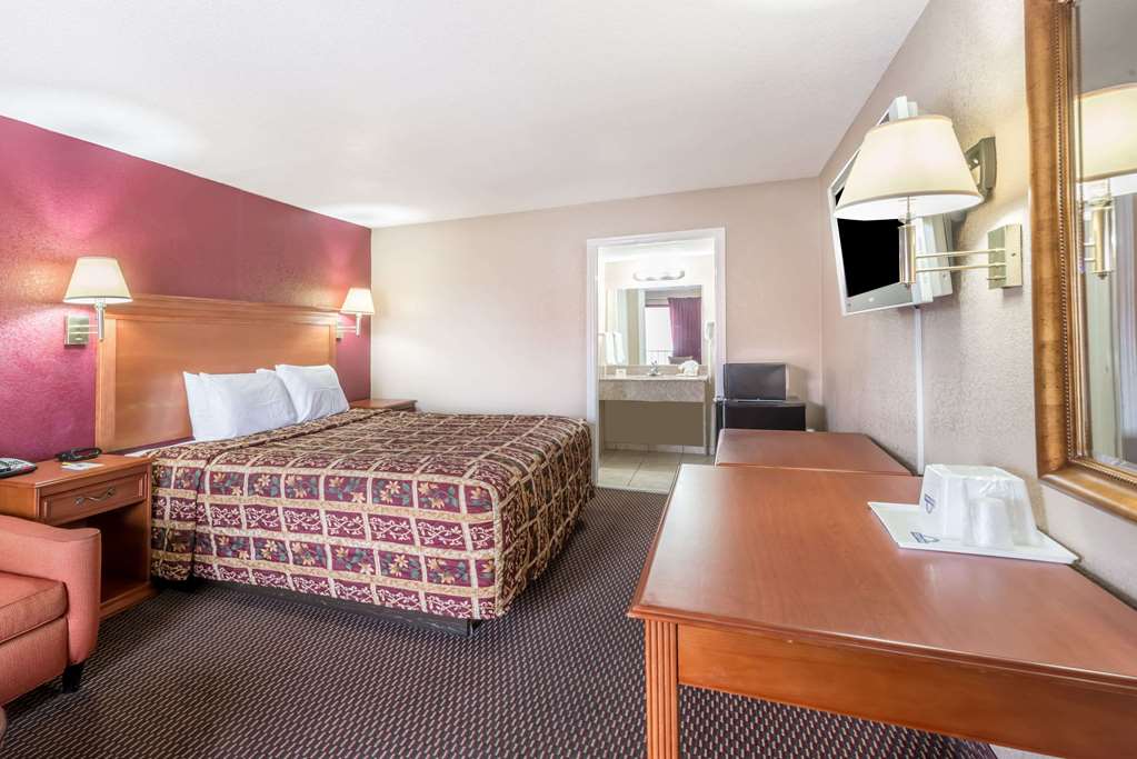 Days Inn by Wyndham San Antonio Splashtown ATT Center - photo 9