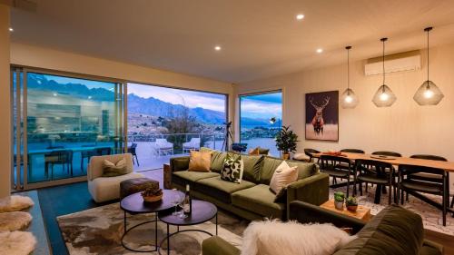 Tahuna Vista Fire Place Hot Tub Free Parking BBQ — 4-Star Luxury Hotel in Queenstown, New Zealand