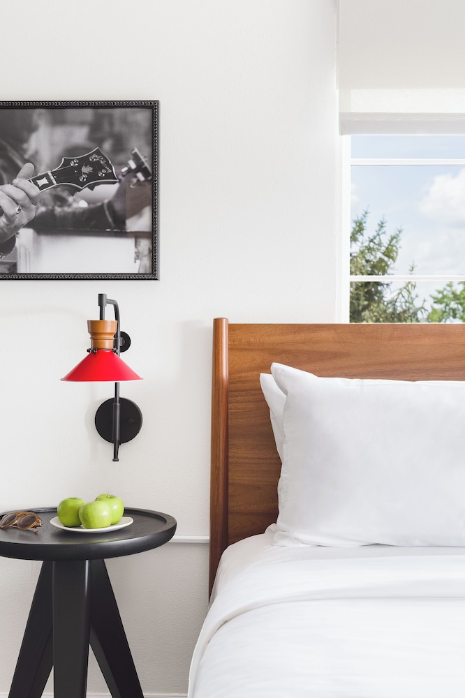 Elwood Hotel & Suites - photo 17