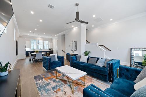 Luxury DT Condo Game Room — 4-Star Luxury Hotel in Houston, United States