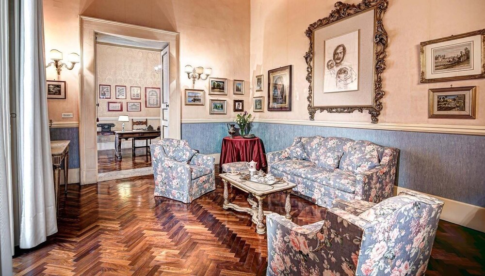 Lady Mary's Tribunali Luxury Suite — 4-Star Luxury Hotel in Naples, Italy