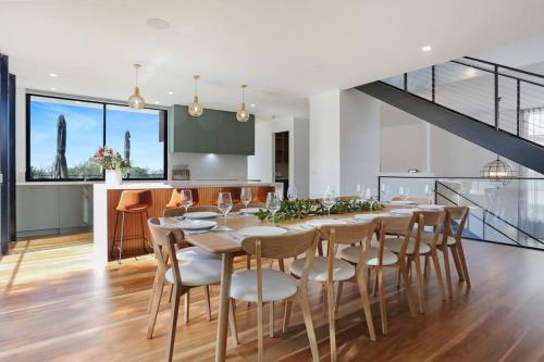 Beachfront Escape 6 bedroom Pool & beach access — 4-Star Luxury Hotel in Merimbula, Australia