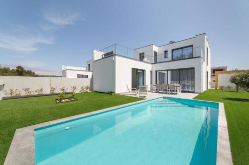 Villa Paraiso By SCH — 4-Star Luxury Hotel in Sao Martinho Do Porto, Portugal