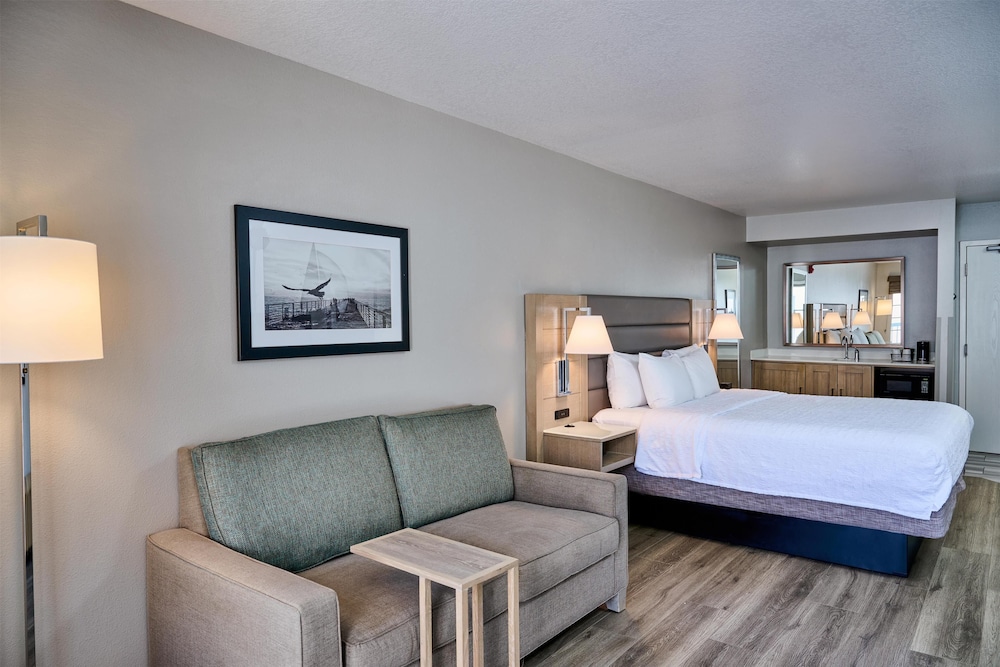Hampton Inn & Suites Hermosa Beach - photo 42