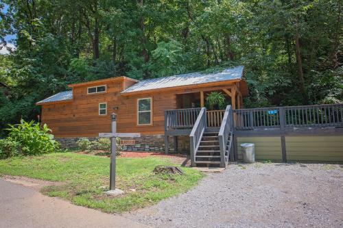 River Cabin Hot Tub & Swim Spa Near Downtown — 4-Star Luxury Hotel in Chattanooga, United States