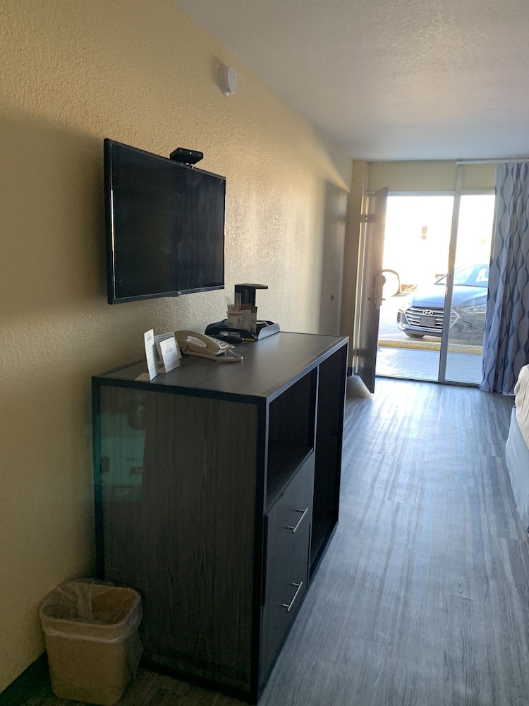 Days Inn by Wyndham Okmulgee - photo 4