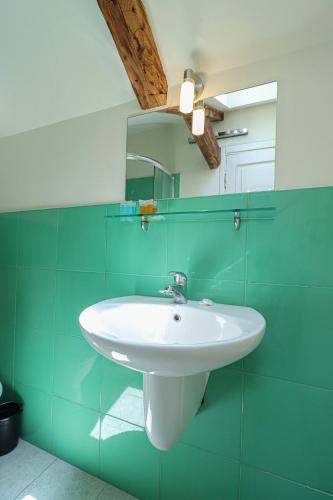 Bright 3BR Apartment in Old Tbilisi by Wehost