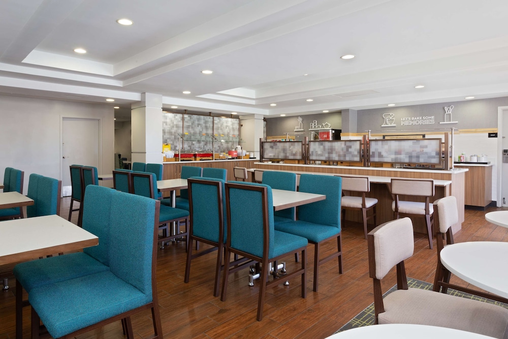 Hampton Inn Orlando Near Universal Blv International Dr - photo 28