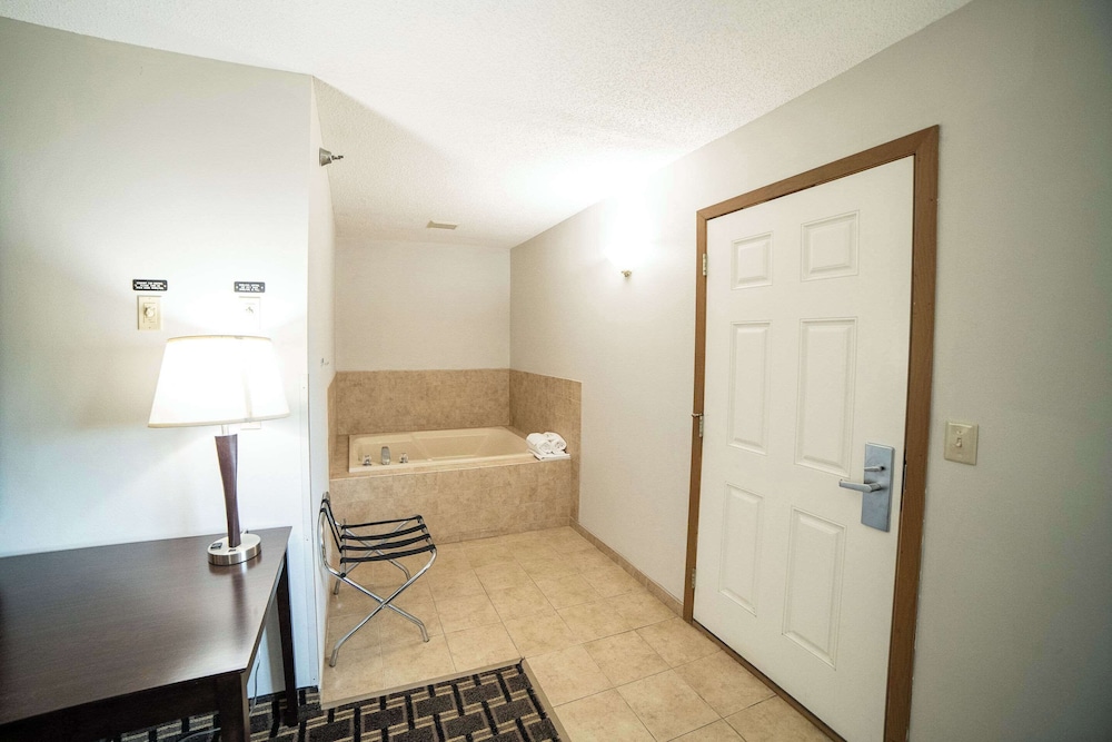 Quality Inn & Suites Watertown near Prairie Lakes Ice Arena - photo 40