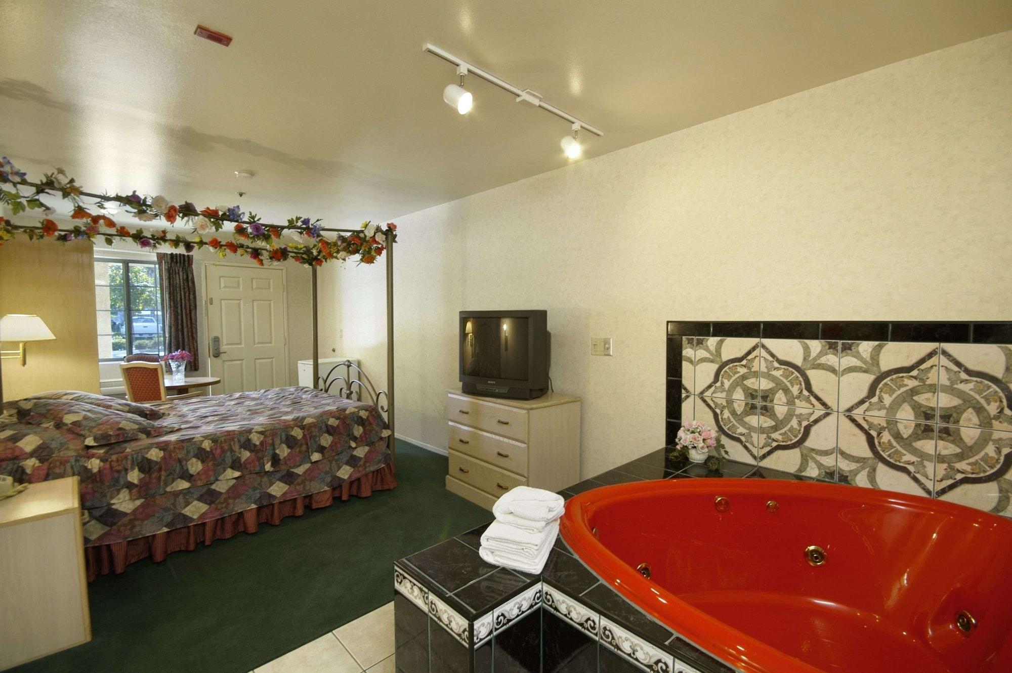 Days Inn by Wyndham Riverside Tyler Mall - photo 8