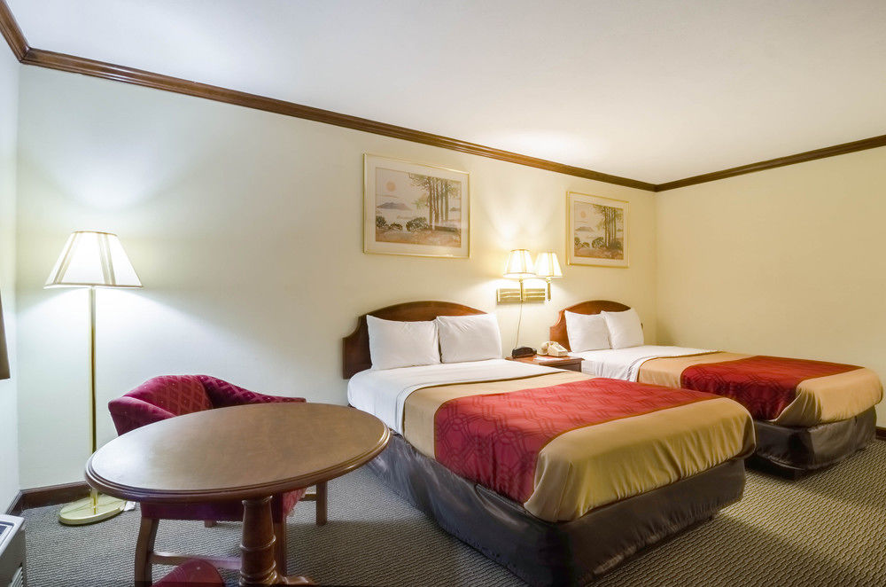 Econo Lodge Colonial - photo 29