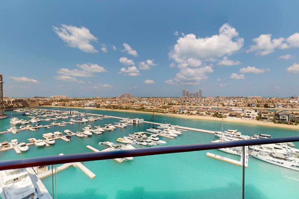 2 BD Tiara Palm Views Beach Pool Amazing Views — 5-Star Luxury Hotel in Dubai, United Arab Emirates