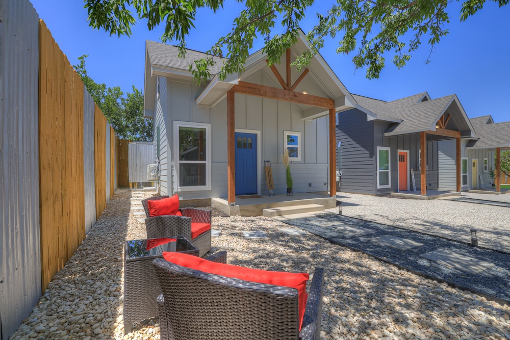 Blue Door Casita romantic & Cozy in Fredericksburg, United States