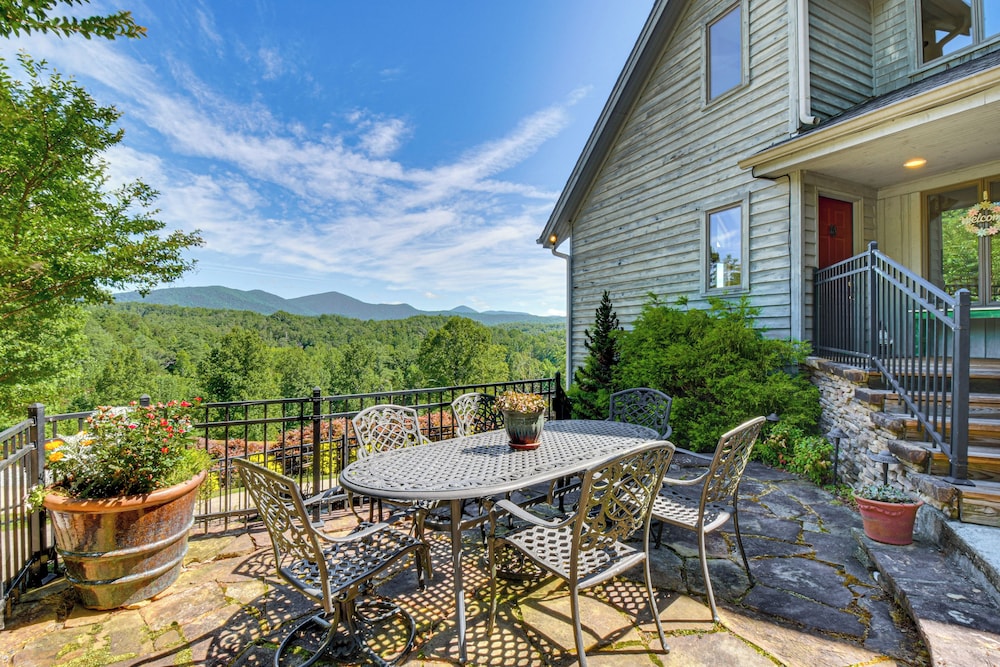 Hilltop Home with Panoramic Forest and Mountain Views — 4-Star Luxury Hotel in Dahlonega, United States