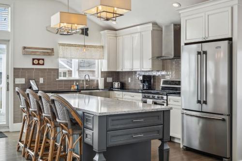 Basin Breeze Cottage AC Decks Water Views — 4-Star Luxury Hotel in Newburyport, United States