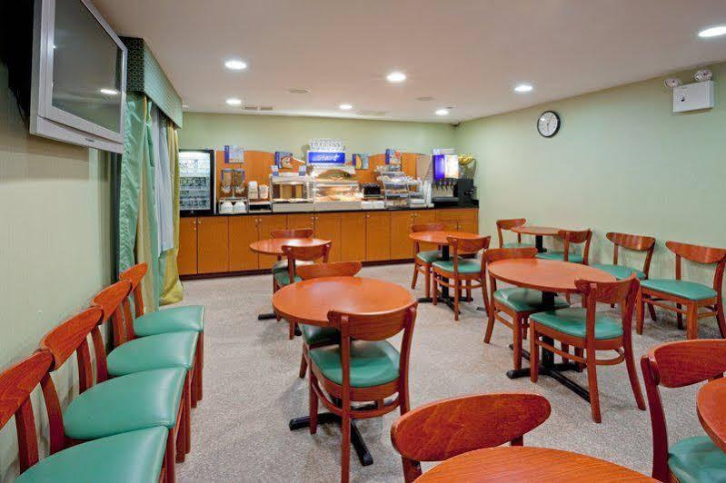 Red Lion Inn and Suites Brooklyn - photo 12
