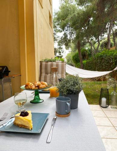 Garden Apartment with BBQ in the Athenian Riviera — 4-Star Luxury Hotel in Athens, Greece