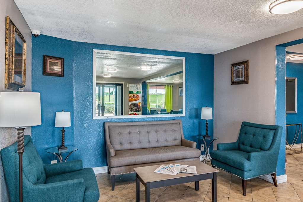 Quality Inn I 10 East near Frost Bank Center - photo 7