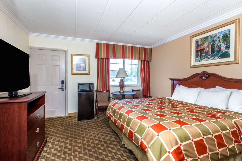 Days Inn & Suites by Wyndham Roseville Detroit - photo 9