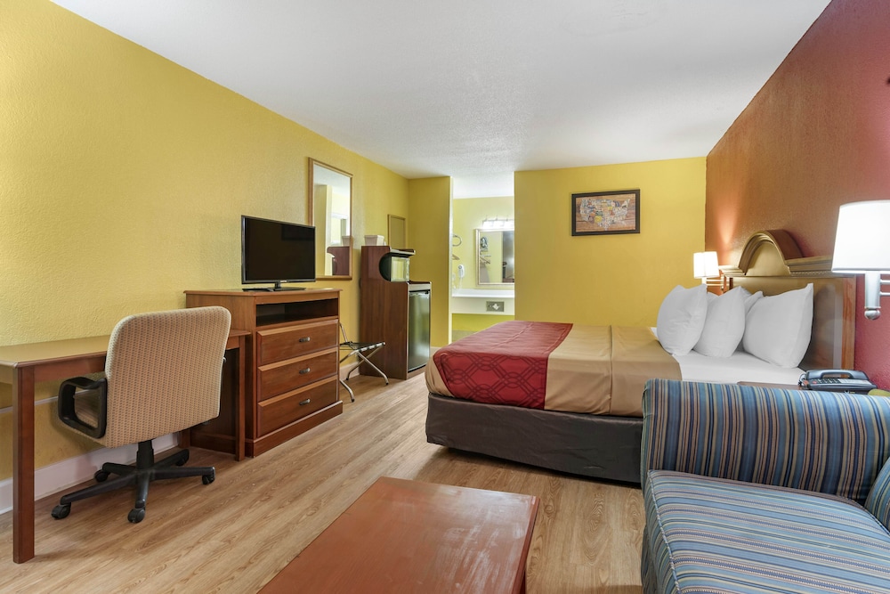 Econo Lodge Douglas - photo 26