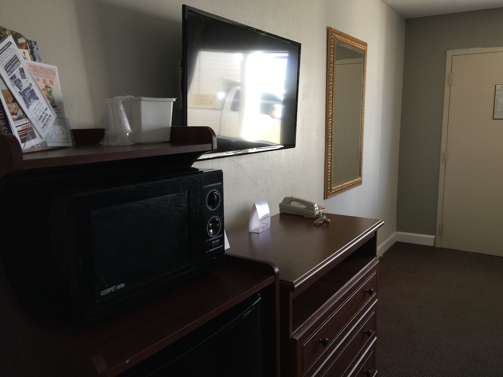 Red Carpet Inn & Suites