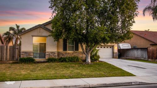 NorthWest Farmhouse — 4-Star Luxury Hotel in Bakersfield, United States