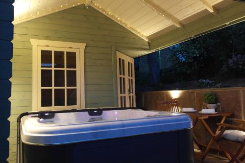 Ashford House 'The Snug' Private Hot Tub