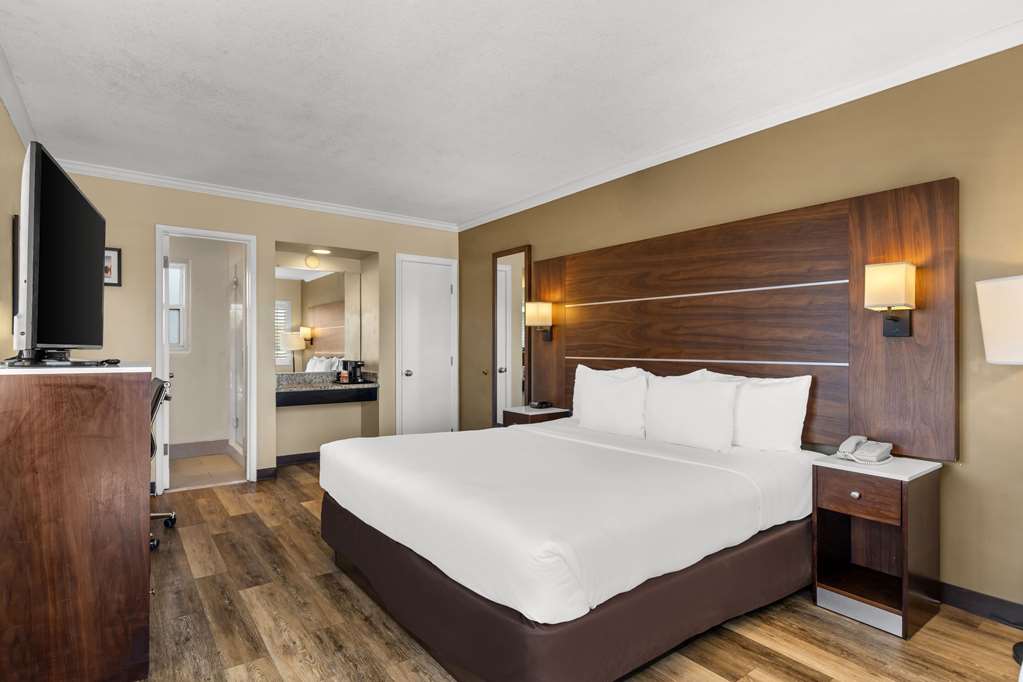 Comfort Inn San Diego Airport At The Harbor - photo 21