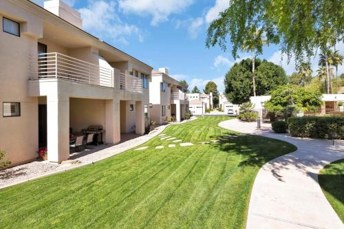Pool Side 1st Flr Lake Subd Trail Walk 2 Dining — 4-Star Luxury Hotel in Scottsdale, United States