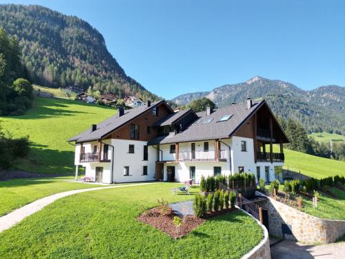 Appartements Pedescin — 4-Star Luxury Hotel in Ortisei, Italy