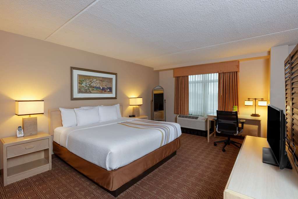 La Quinta Inn & Suites by Wyndham Garden City - photo 41