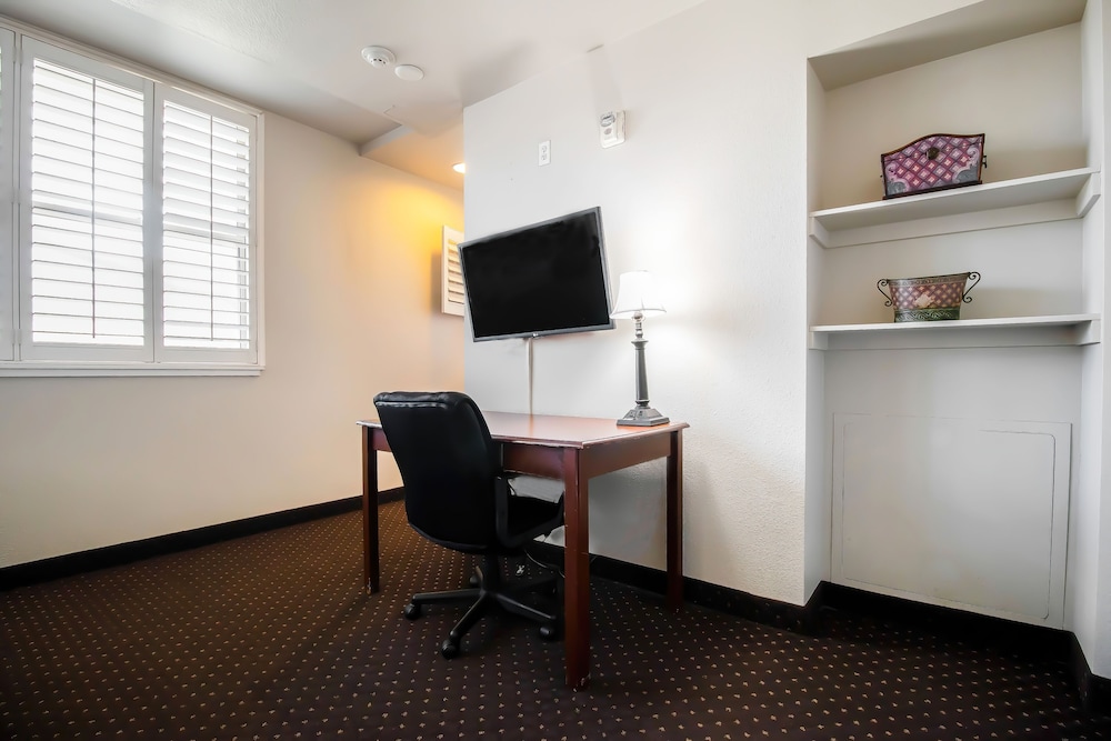 Lions Gate Hotel - photo 11