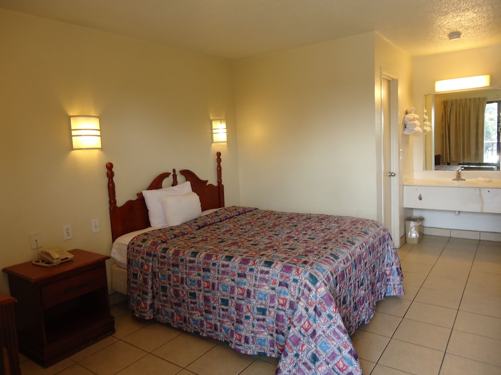 Super 6 Inn Suites - photo 13