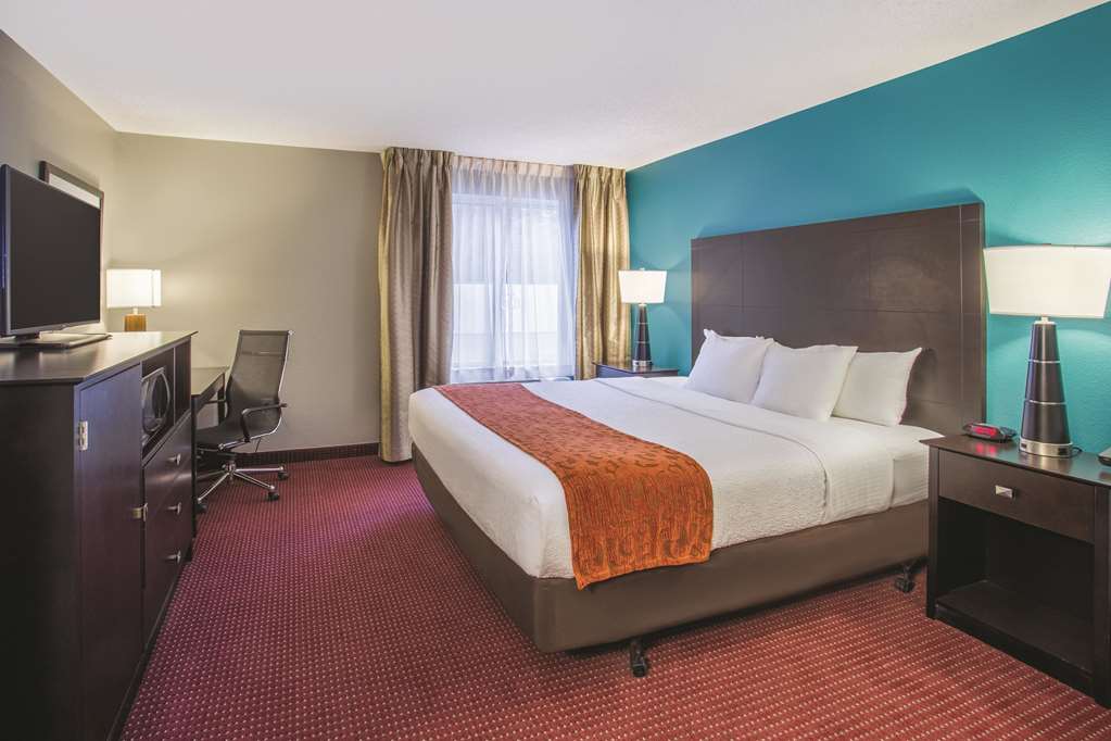 La Quinta Inn & Suites by Wyndham O'Fallon IL St. Louis - photo 13