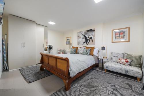 Leamington Park Studio with Parking — 4-Star Luxury Hotel in London, United Kingdom