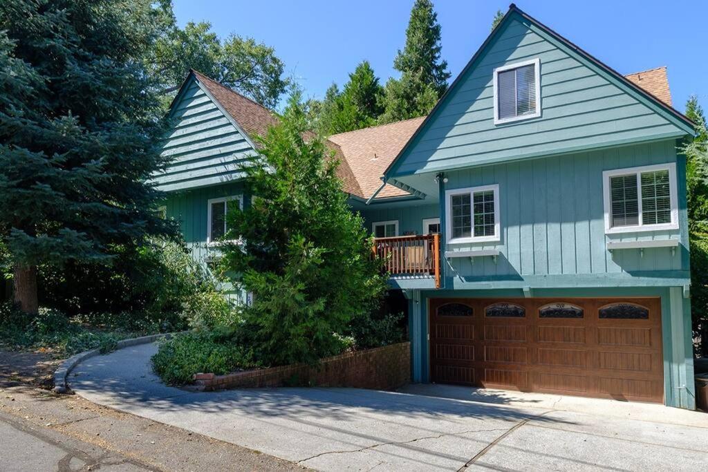 TheDragon's Den Mega Cabin Sleeps 12 — 4-Star Luxury Hotel in Lake Arrowhead, United States